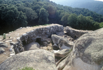 Casteddu de Cucuruzzu - vue du casteddu sur les alentours Casteddu de Cucuruzzu - vue du casteddu sur les alentours