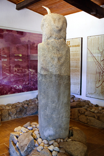 Statue -menhir Scalsa-Murta. Trouvée près de la tour génoise de Micalona, elle illustre les panneaux consacrés à la "théorie des Shardanes".
