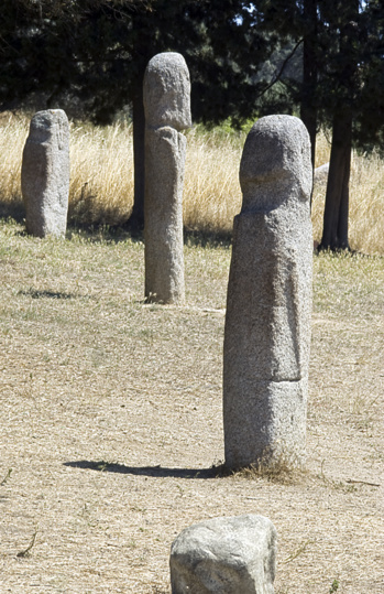 Statues-menhirs Filitosa II, TappaI, Filitosa I. Provenant de divers endroits aux environs du site, leur alignement n'est pas originel.